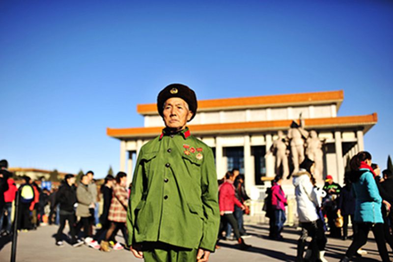 Feng Xiaotong, exguardia de Mao Zedong, visita el mausoleo del expresidente Mao Zedong en Beijing. [Foto: IC] 