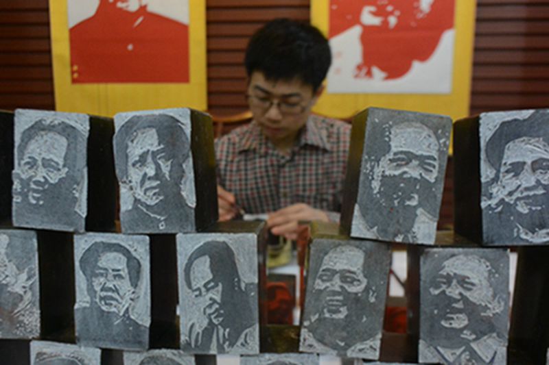 Yang Jiangtao es un joven artesano chino que conmemora el aniversario del natalicio de Mao Zedong en un mercado de antigüedades. Zhengzhou, provincia de Henan. [Foto: IC]