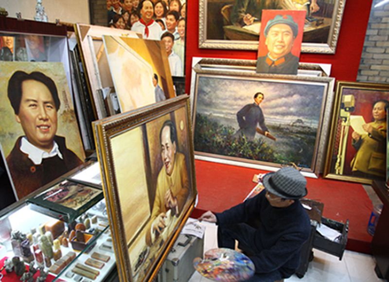 Yang Ke pinta un retrato de Mao Zedong en su estudio de Changsha, provincia de Hunan. [Foto: IC]