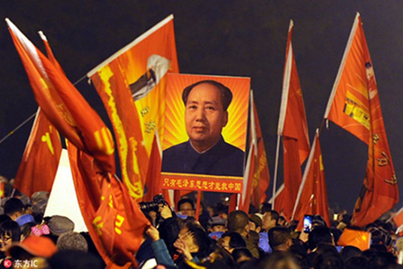 Retrato de Mao Zedong exhibido durante el 122 aniversario de su natalicio en una plaza central de Shaoshan (ciudad natal de Mao) en la provincia de Hunan. [Foto: IC]