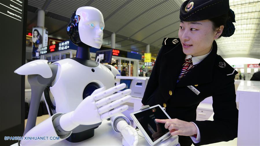 Robots inteligentes ofrecen servicios de información a pasajeros en Estación de Ferrocarril Jinan Oeste