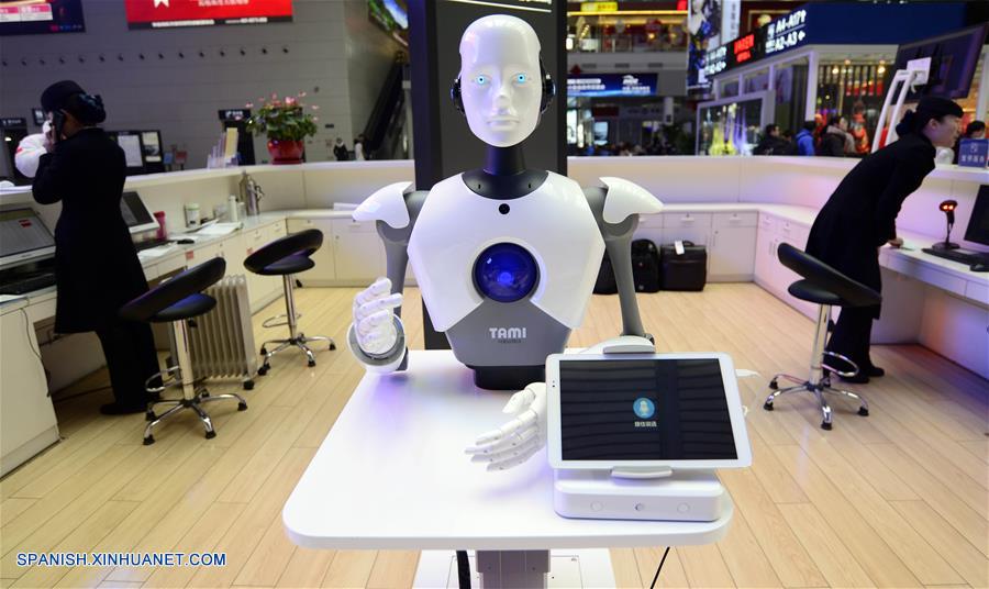 Robots inteligentes ofrecen servicios de información a pasajeros en Estación de Ferrocarril Jinan Oeste