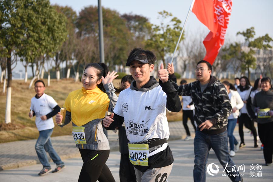 Pueblo en Línea convoca una excursión de 100 mil internautas en 40 ciudades para celebrar el Año Nuevo y su XX aniversario------la ciudad de Hefei,en la provincia de Anhui