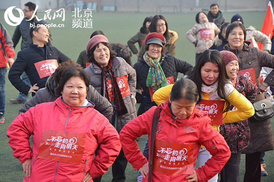 Pueblo en Línea convoca una excursión de 100 mil internautas en 40 ciudades para celebrar el Año Nuevo y su XX aniversario------la Universidad de Beijing, Beijing