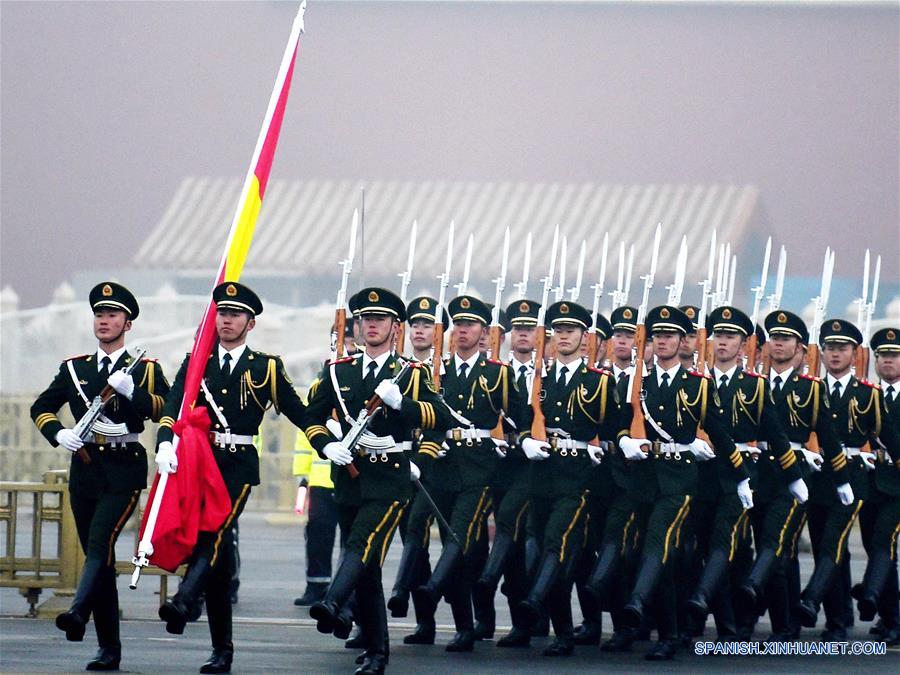 La ceremonia de izamiento de la bandera nacional se lleva a cabo en la Plaza Tian'anmen en Beijing, capital de China, el 1 de enero de 2017. Más de 26,000 personas acudieron a la ceremonia para darle la bienvenida al Año Nuevo. (Xinhua/Zhang Chenlin)