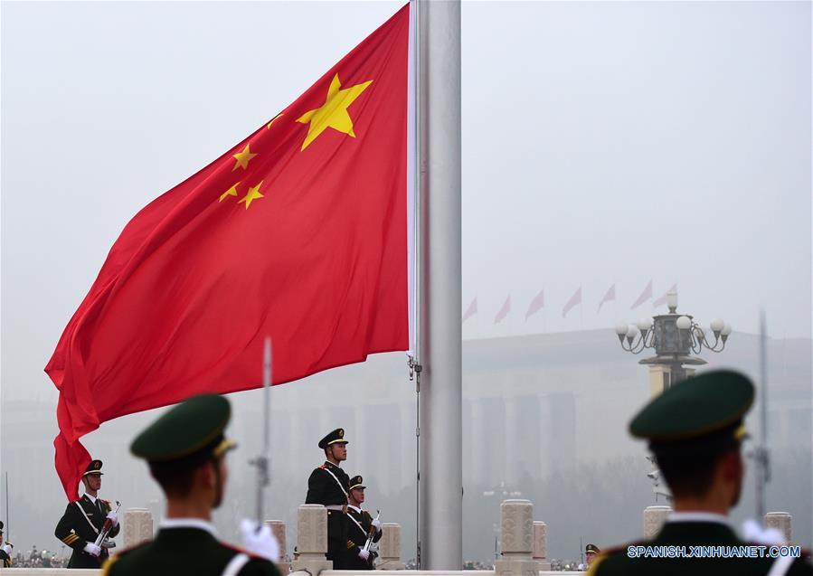 La ceremonia de izamiento de la bandera nacional se lleva a cabo en la Plaza Tian'anmen en Beijing