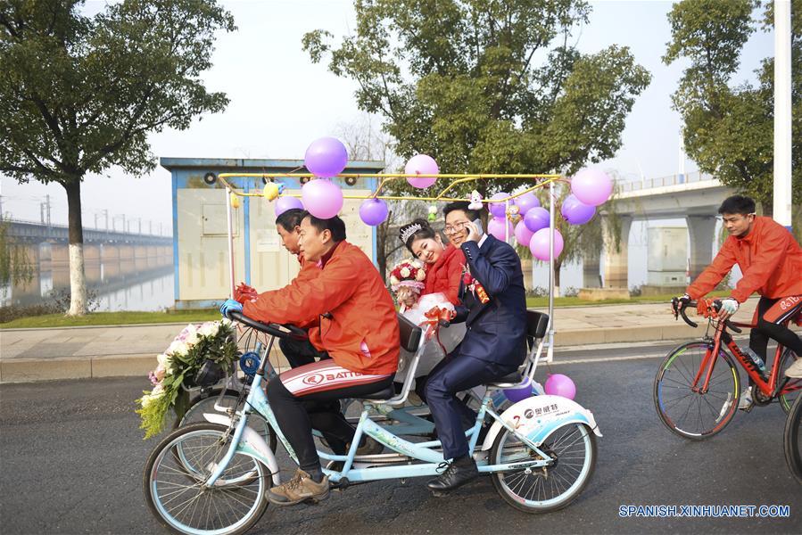 Ceremonia de boda particular en bici