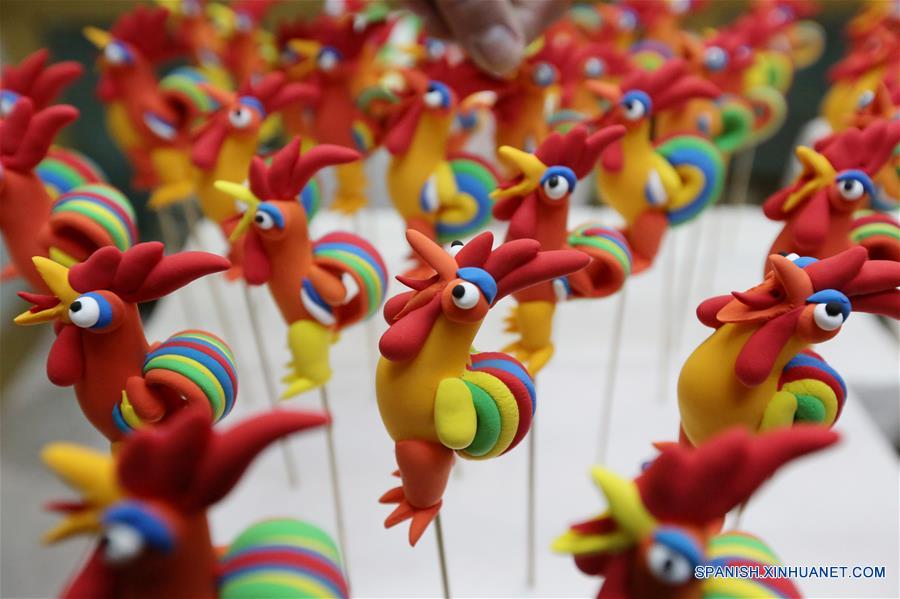 Artista tradicional Kan Zongqin elabora figuras de modelado con forma de gallos