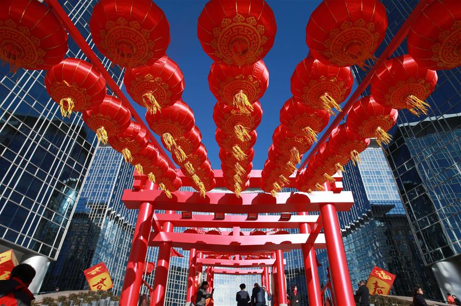 Decoración festiva en distrito comercial de Wangfujing en Beijing