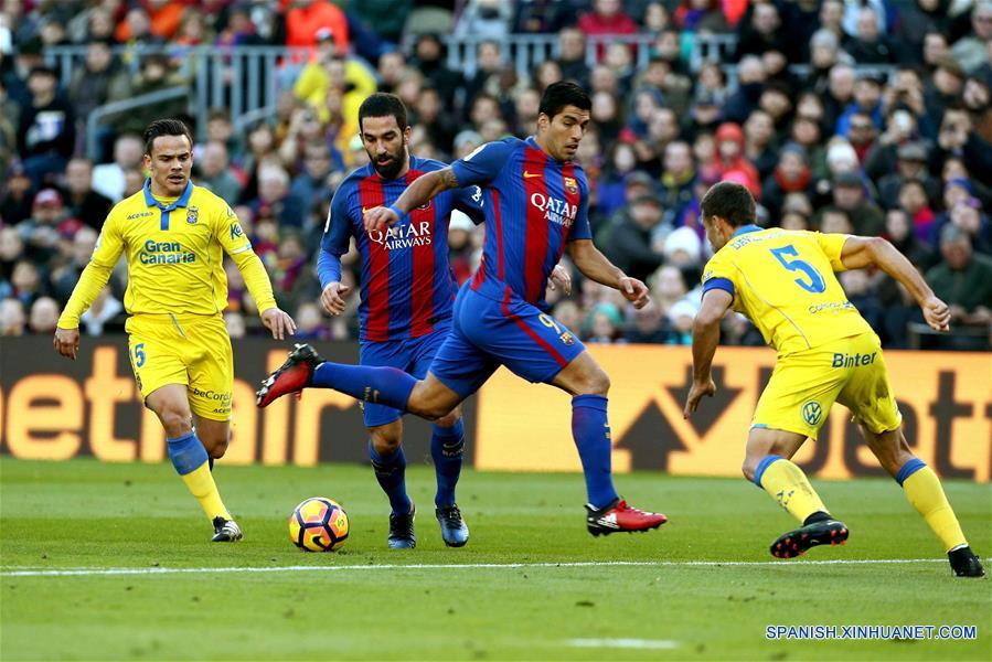 Fútbol: Barcelona arrolla a Las Palmas y se pone a dos puntos del Real Madrid