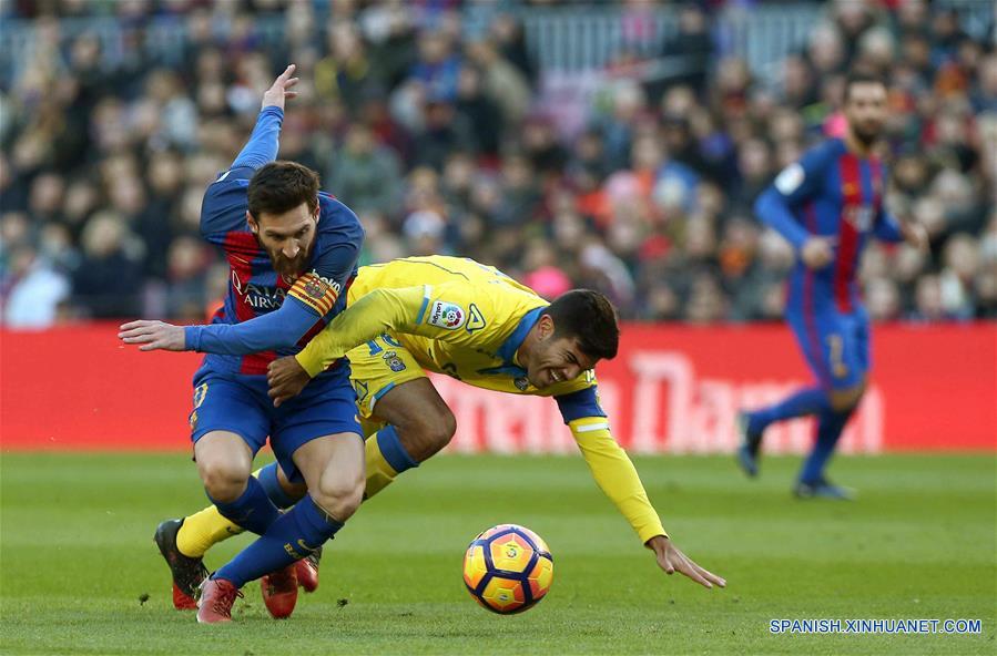 Fútbol: Barcelona arrolla a Las Palmas y se pone a dos puntos del Real Madrid