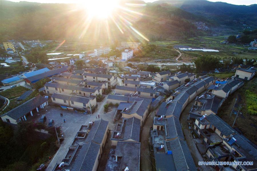 La foto tomada el 12 de enero muestra las casas de reubicación recientemente construidas gracias al proyecto de eliminación de pobreza con precisión en el distrito de Mojiang.  