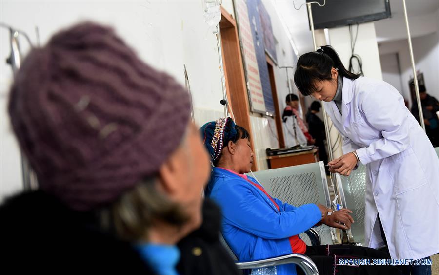 La foto muestra la clínica del poblado de Naha del distrito de Mojiang.