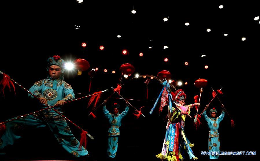 Artistas interprentan ópera Wuju para celebrar Año Nuevo Lunar chino en Amán