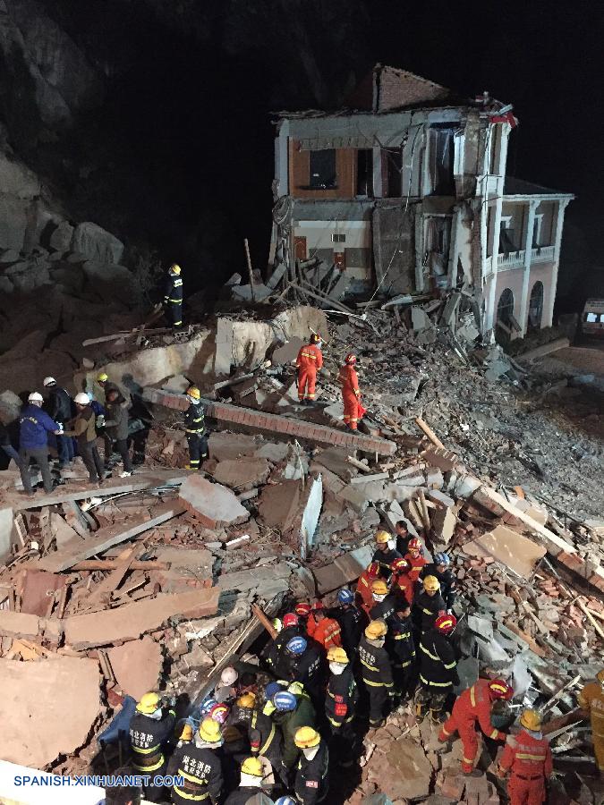 Al menos dos muertos y 10 atrapados tras corrimiento de tierra en provincia central china