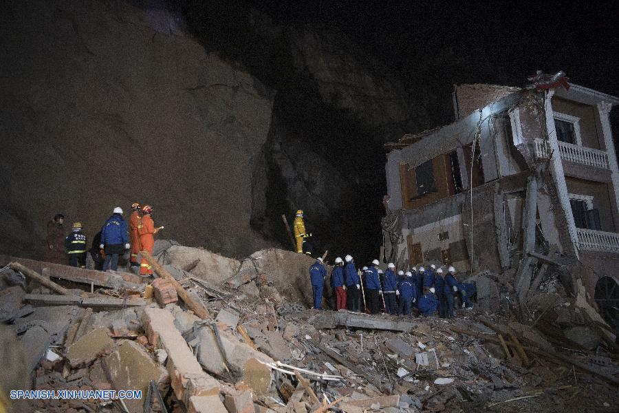 Rescatistas creen que cifra de muertos tras corrimiento de tierra en provincia central china se elevará a 12