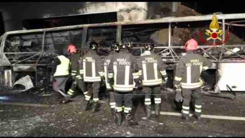 Mueren 16 jóvenes al estrellarse e incendiarse un autobús húngaro en Italia