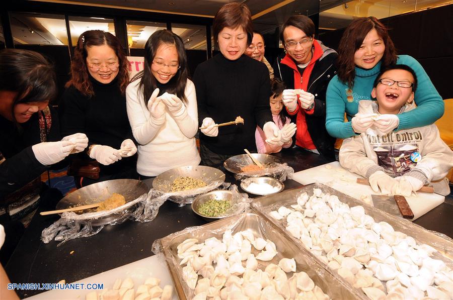 Imagen del 15 de febrero de 2010, de personas elaborando dumplings durante una reunión en Beijing, capital de China. El espíritu más importante del Año Nuevo Lunar chino, o Festival de Primavera, es la reunión familiar. Es también la mejor época para que las personas de todas las edades se reúnan a disfrutar de una deliciosa comida. (Xinhua/Zhang Xu)