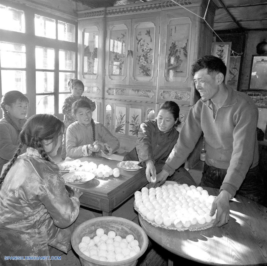  Imagen de archivo tomada en febrero de 1980, de una familia elaborando pan al vapor relleno de pasta de frijol dulce en el condado de Hailun, en la provincia de Heilongjiang, en el noreste de China. El espíritu más importante del Año Nuevo Lunar chino, o Festival de Primavera, es la reunión familiar. Es también la mejor época para que las personas de todas las edades se reúnan a disfrutar de una deliciosa comida. (Xinhua/Liu Xiangyang)