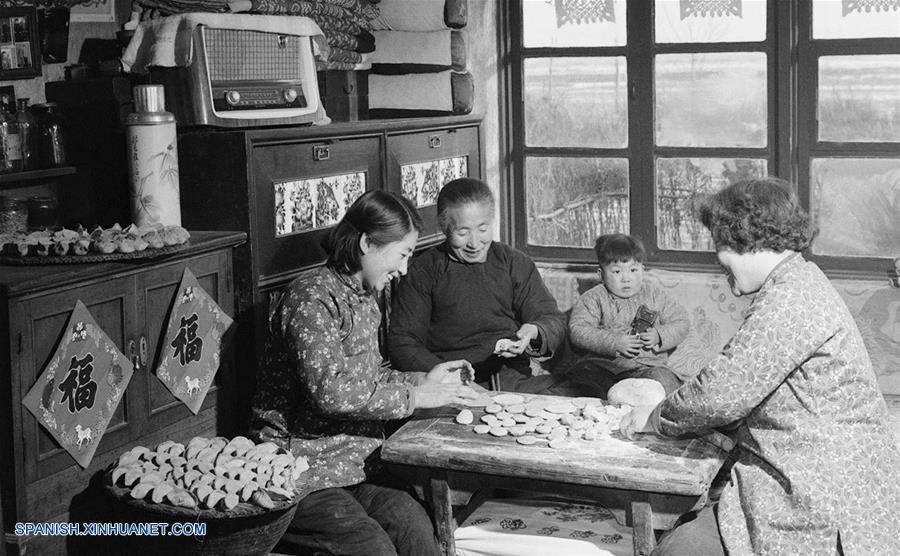  Imagen de archivo tomada en 1962, de una familia elaborando dumplings para el Festival de Primavera en el condado de Kaiyuan de la provincia de Liaoning, en el noreste de China. El espíritu más importante del Año Nuevo Lunar chino, o Festival de Primavera, es la reunión familiar. Es también la mejor época para que las personas de todas las edades se reúnan a disfrutar de una deliciosa comida. (Xinhua/Cui Baolin)