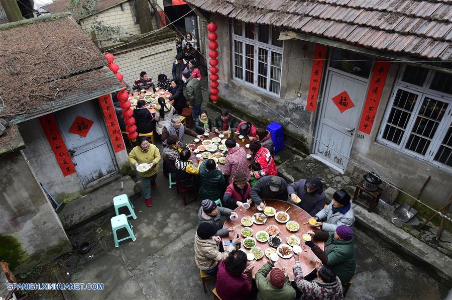  Imagen del 4 de febrero de 2016, de personas cenando con sus vecinos en Hangzhou, capital de la provincia de Zhejiang, en el este de China. El espíritu más importante del Año Nuevo Lunar chino, o Festival de Primavera, es la reunión familiar. Es también la mejor época para que las personas de todas las edades se reúnan a disfrutar de una deliciosa comida. (Xinhua/Li Zhong)