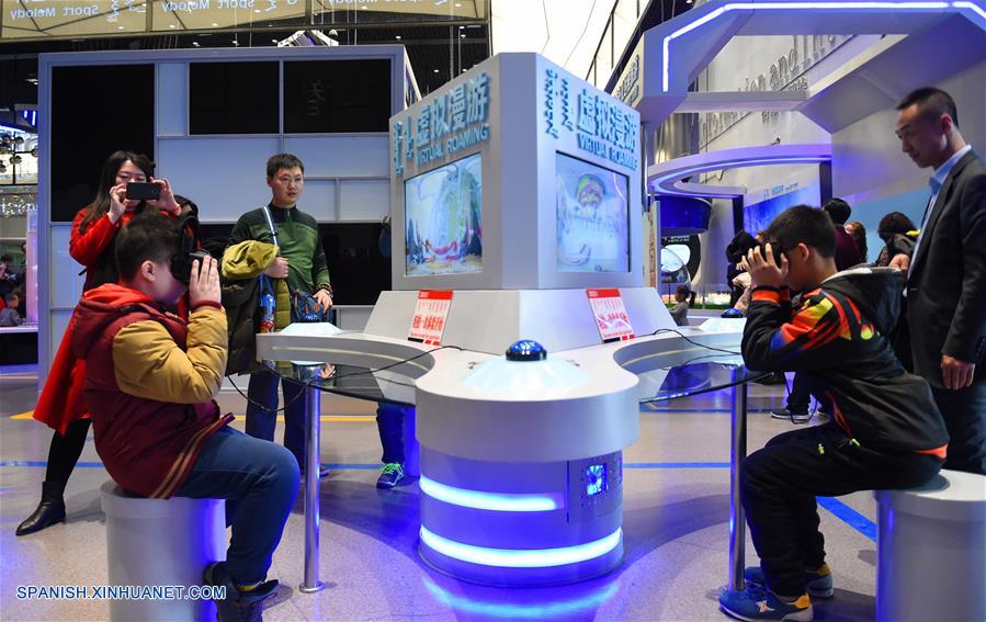 Residentes prueban unos lents de realidad virtual, en el Museo de Ciencia y Tecnología de Mongolia Interior en Hohhot, capital de la región autónoma de Mongolia Interior, en el norte de China, el 31 de enero de 2017. El museo de ciencias comenzó a recibir visitantes el martes, el quinto día de las vacaciones del Año Nuevo Lunar chino. (Xinhua/Deng Hua)