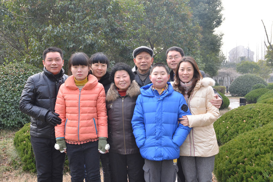 Yu Hui posa con su familia en la ciudad de Rugao, provincia de Jiangsu, el 10 de febrero de 2013. [Foto / VCG]