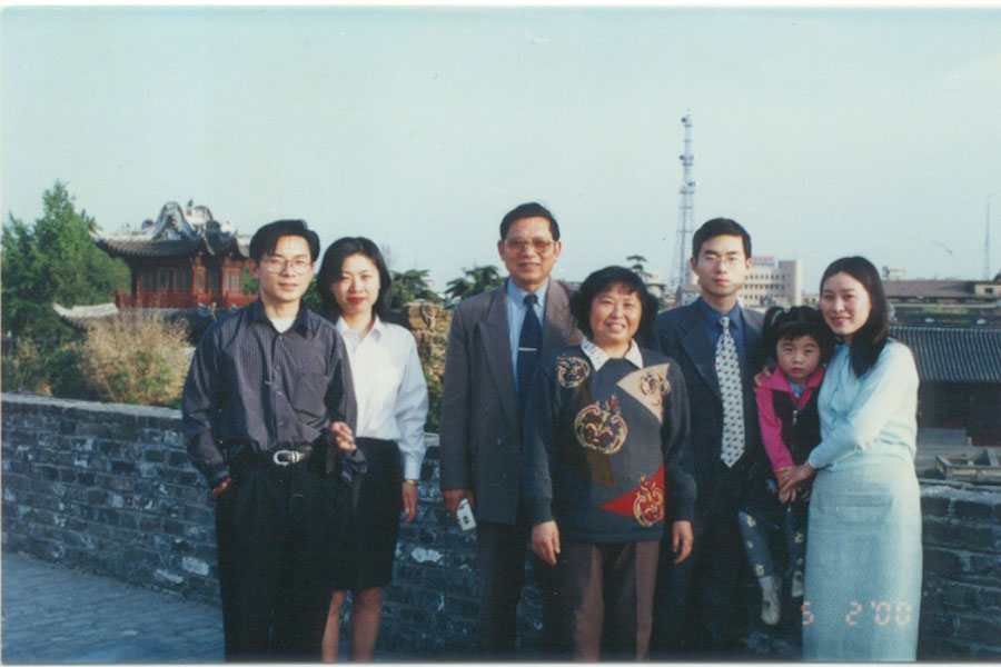 Yu Hui posa con su familia en el año 2000 después de casarse en la ciudad de Rugao, provincia de Jiangsu. [Foto / VCG]
