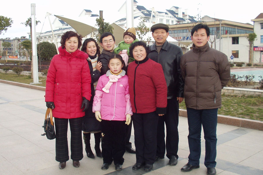 La familia de Yu Hui se hace una foto de familia en la ciudad de Rugao, provincia de Jiangsu, durante el Festival de la Primavera en 2005. [Foto / VCG]