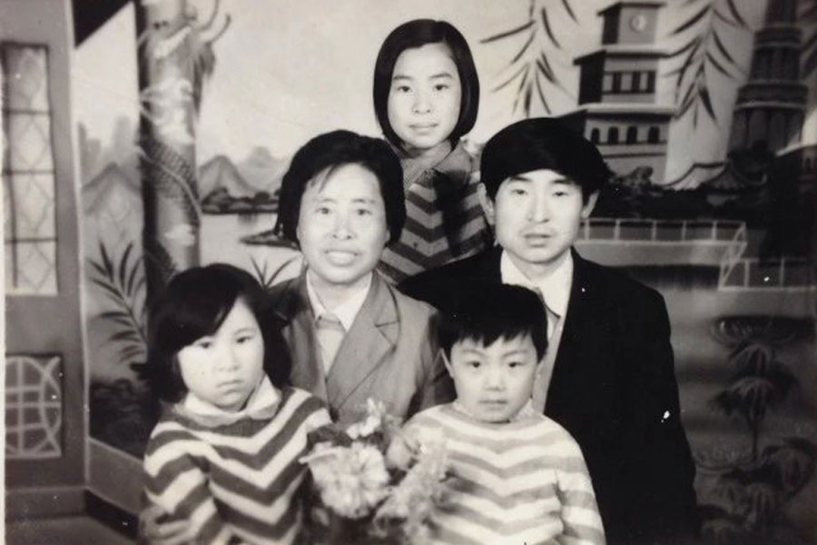 Foto del año 1999 muestra a Yu Hui posando con su familia cuando su hermana celebró su décimo cumpleaños en la ciudad de Rugao, provincia de Jiangsu. [Foto / VCG]