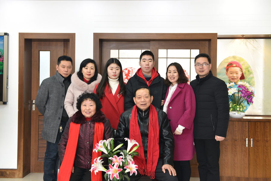 Yu Hui posa con su familia en la ciudad de Rugao, provincia de Jiangsu, el 28 de enero de 2017. [Foto / VCG]