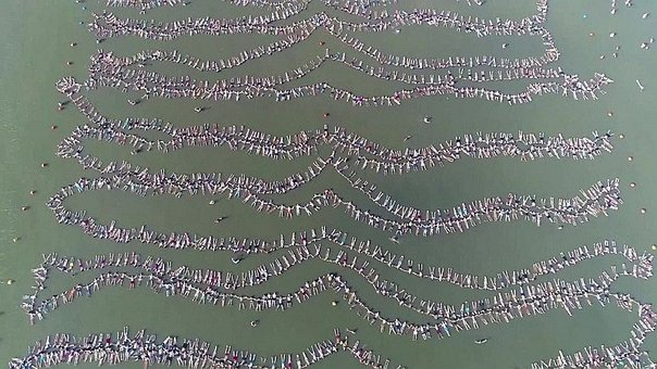 Establecen impresionante récord mundial de personas flotando sobre una laguna