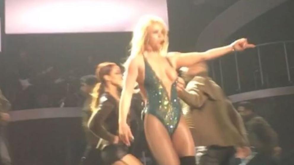 Britney Spears deja un pezón al descubierto durante un concierto