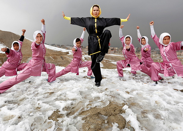 Varias chicas afganas crean un grupo de artes marciales