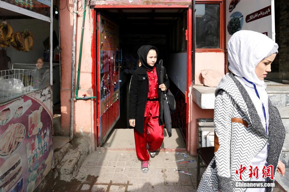 Varias chicas afganas crean un grupo de artes marciales