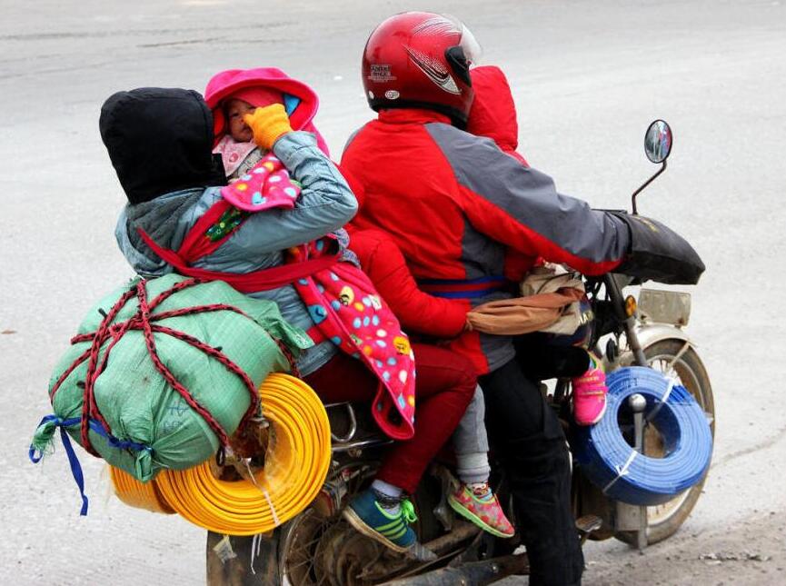Interceptan una motocicleta con cinco pasajeros en Guangxi