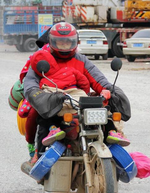 Interceptan una motocicleta con cinco pasajeros en Guangxi