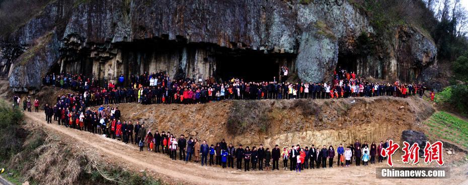 Se viraliza foto de familia de 500 miembros en China