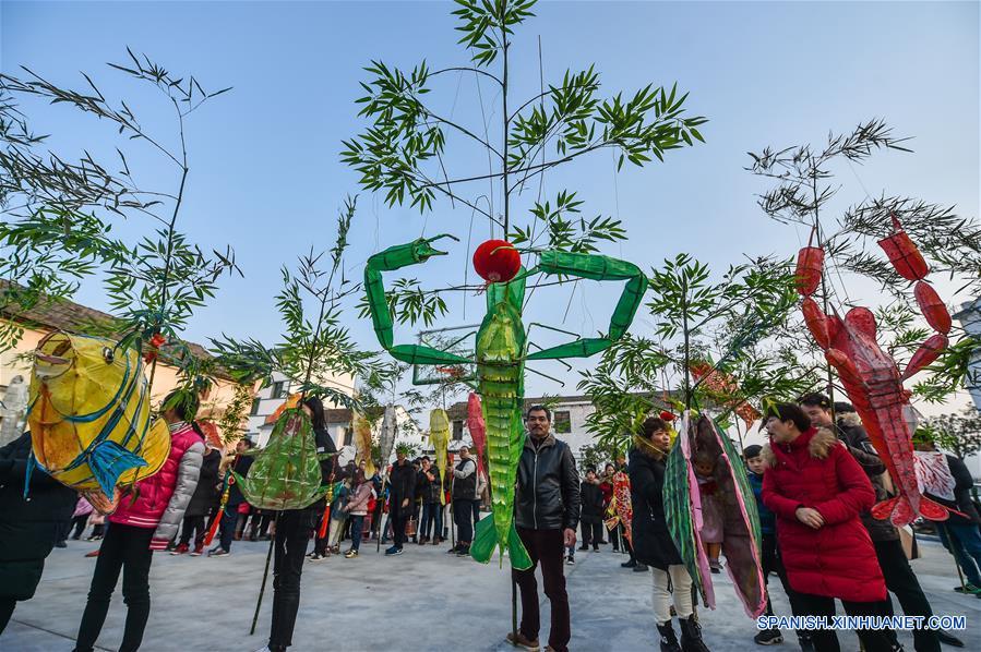 Celebran fiesta de linternas en Zhejiang