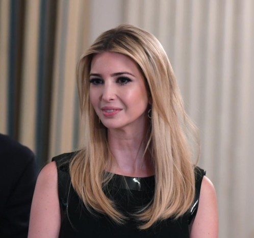 Trump critica a una cadena de tiendas por retirar la línea de ropa de su hija Ivanka