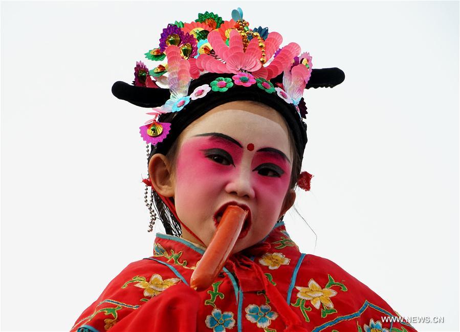 Varios artistas realizan demostración de Shehuo en una feria de templo en Henan