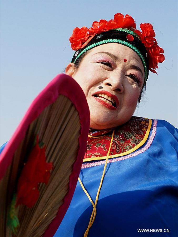 Varios artistas realizan demostración de Shehuo en una feria de templo en Henan
