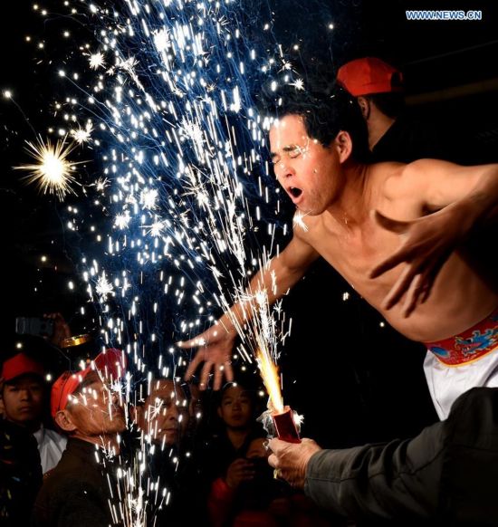 “Banquete” de fuegos artificiales durante el Festival de Los Faroles en Fujian