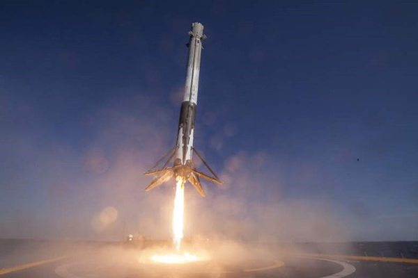 El cohete Falcon 9 aterriza con éxito en vertical