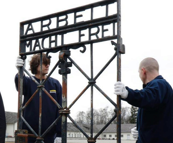 Devuelven la puerta robada del campo de concentración nazi de Dachau