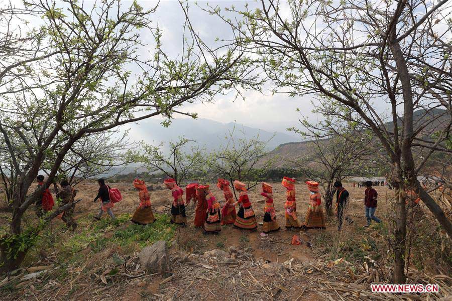 Ceremonia tradicional del grupo étnico Lisu en Sichuan