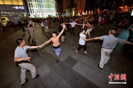 Beijing castigará el baile en las plazas públicas si pertuba la paz del vecindario