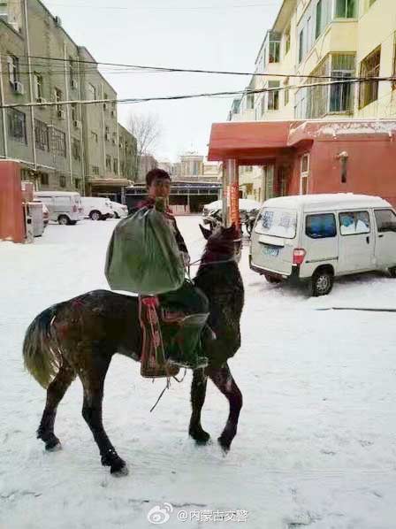 Un mensajero mongol trabaja a caballo durante las fuertes nevadas