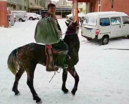 Un mensajero mongol trabaja a caballo durante las fuertes nevadas