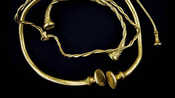 Dos amigos encuentran joyas de oro de la Edad de Hierro en un campo de Inglaterra